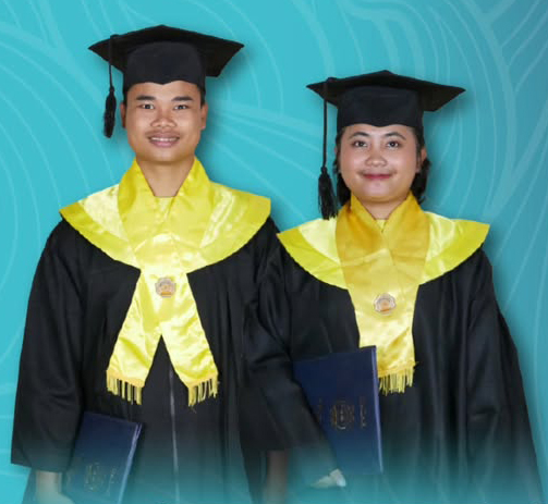 Mahasiswa memakai toga